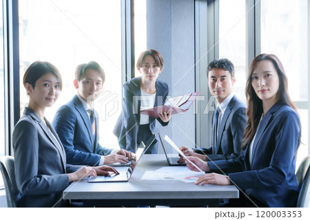 真剣な表情のビジネスパーソン ポートレート 真剣な表情のビジネスパーソン ポートレート 120003353