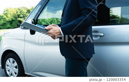 車をチェックするビジネスマン 120003354