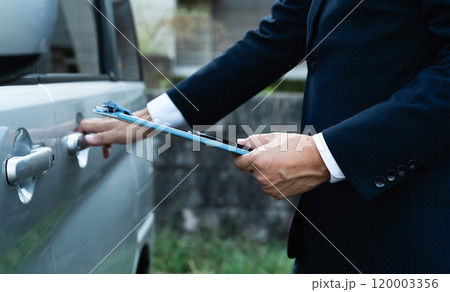 車をチェックするビジネスマン 車をチェックするビジネスマン 120003356
