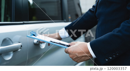 車をチェックするビジネスマン 120003357