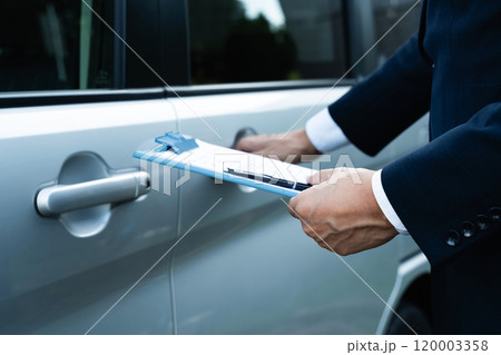 車をチェックするビジネスマン 120003358
