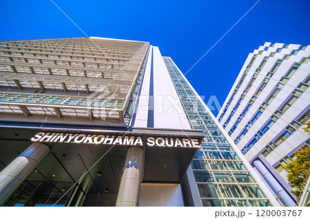 日本の横浜都市景観 新横浜駅・「新横浜ヴィスタウォーク」前の新横浜スクエアビルなどを望む＝7日 120003767