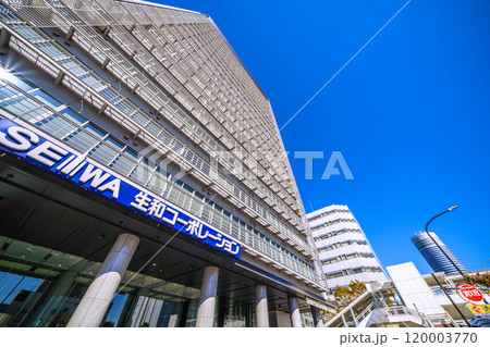 日本の横浜都市景観 新横浜駅・「新横浜ヴィスタウォーク」前の新横浜スクエアビルなどを望む＝7日 120003770