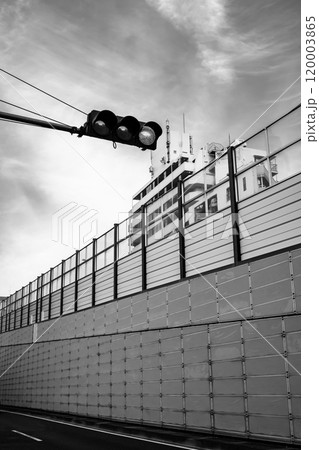 都心の交通 首都高速中央環状線と 山手通り 2024.10　モノクロ 120003865