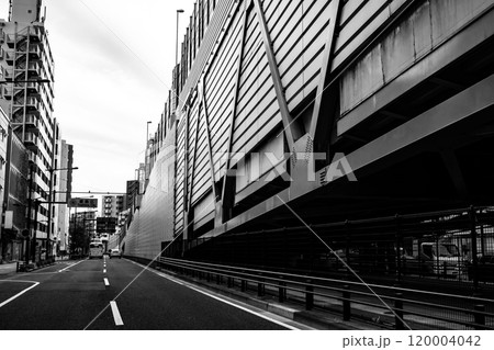 都心の交通 山手通りと首都高 板橋区から豊島区の区界 2024.10　モノクロ 120004042