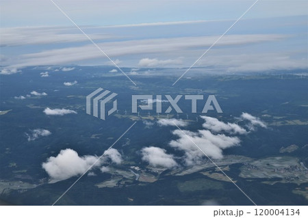 空撮：飛行機・雲の上から見る風力発電所 120004134