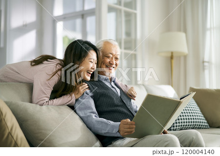 asian elderly father and adult daughter having a good time 120004140