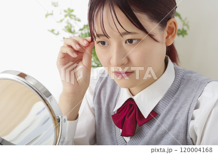 朝の身支度をする女子高生 朝の身支度をする女子高生 120004168