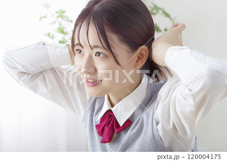 朝の身支度をする女子高生 朝の身支度をする女子高生 120004175