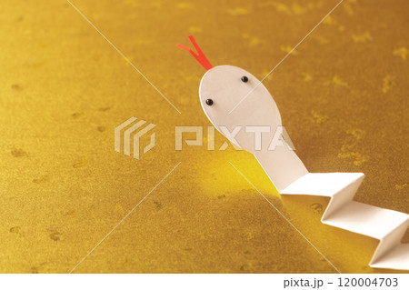 年賀2025・巳年 ペーパークラフトの白へび 年賀2025・巳年 ペーパークラフトの白へび 120004703