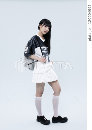 A bright Korean woman in her 20s wearing a block core fashion 120004995