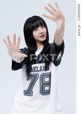 Korean Woman in Her 20s Poses With Her Palm in Block Core fashion 120005008