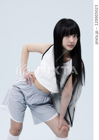 Korean Woman in 20s Poses Standing in Gray Shorts and bags 120005023