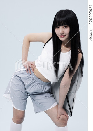 Korean Woman in 20s Poses Standing in Gray Shorts and bags 120005024