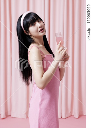 Korean woman in her 20s wearing pink dress and holding champagne cup 120005060