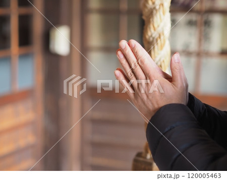 参拝している男性の手と鈴緒（顔なし） 120005463