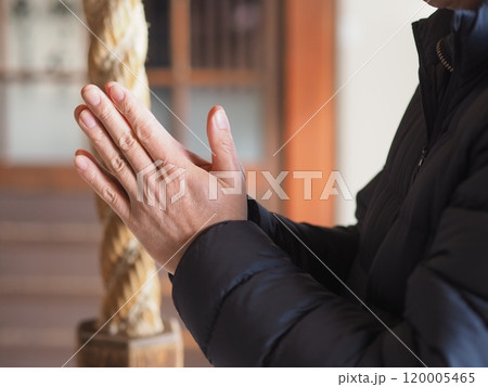 参拝している男性の手と鈴緒（顔なし） 120005465