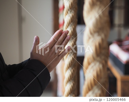 参拝している男性の手と鈴緒(顔なし) 参拝している男性の手と鈴緒(顔なし) 120005466