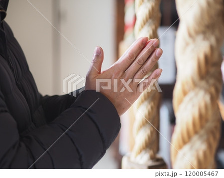 参拝している男性の手と鈴緒（顔なし） 120005467
