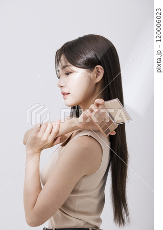 A woman posing with a shadow palette A woman posing with a shadow palette 120006023