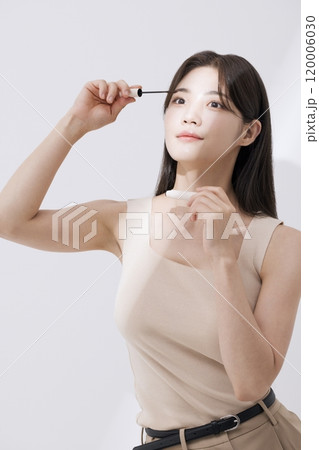 A woman who tries mascara A woman who tries mascara 120006030