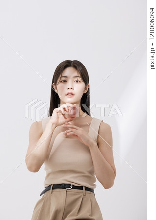 A woman posing with a blusher 120006094