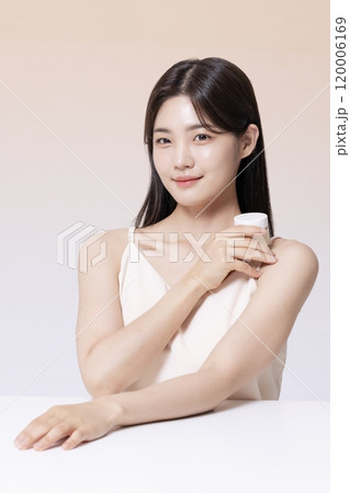 A Woman in Her 20s Posing With Cosmetics A Woman in Her 20s Posing With Cosmetics 120006169
