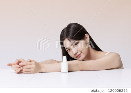 A Woman in Her 20s Posing With Cosmetics A Woman in Her 20s Posing With Cosmetics 120006233