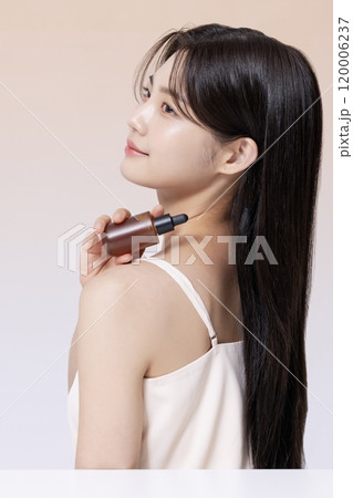 A Woman in Her 20s Posing With Cosmetics A Woman in Her 20s Posing With Cosmetics 120006237