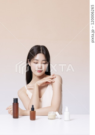 A Woman in Her 20s Posing With Cosmetics 120006265