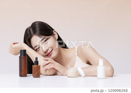 A Woman in Her 20s Posing With Cosmetics 120006268