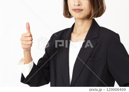 白背景にスーツ姿の女性 白背景にスーツ姿の女性 120006409