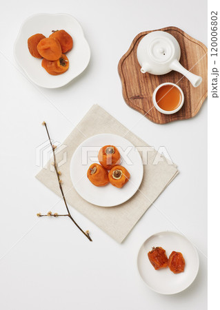 Luxurious plating of dried persimmons, a traditional Korean dessert 120006802