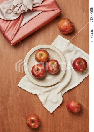 Gift wrapping cloth and premium apples Gift wrapping cloth and premium apples 120006866