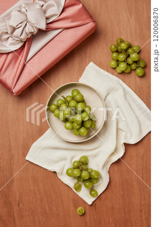 Gift wrapping cloth and premium grapes Gift wrapping cloth and premium grapes 120006870