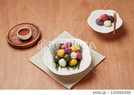 Osaek songpyeon and traditional tea Osaek songpyeon and traditional tea 120006890