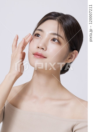 A pretty woman in her 20s posing with her hands A pretty woman in her 20s posing with her hands 120007211