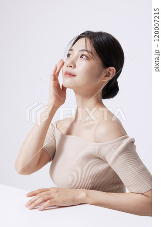 A pretty woman in her 20s posing with her hands 120007215
