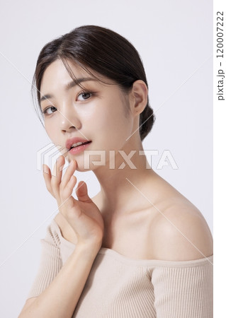 A pretty woman in her 20s posing with her hands 120007222