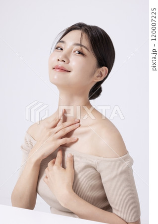 A pretty woman in her 20s posing with her hands 120007225