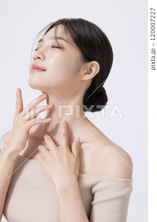 A pretty woman in her 20s posing with her hands 120007227