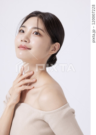 A pretty woman in her 20s posing with her hands 120007228