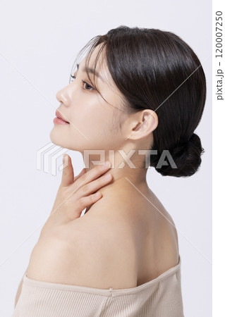 A pretty woman in her 20s posing with her hands 120007250
