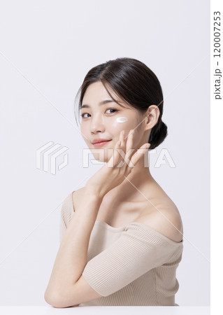 A pretty woman in her 20s posing with her hands 120007253