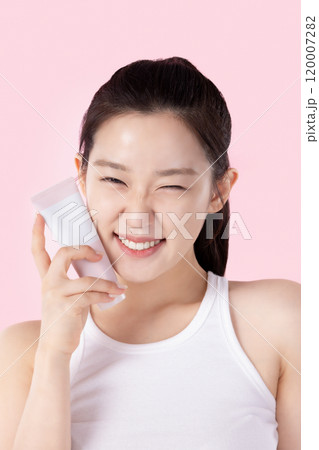 Teenage woman posing with cosmetics 120007282