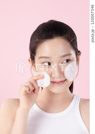 A teenage woman who tried putting a pack pad on her face A teenage woman who tried putting a pack pad on her face 120007346