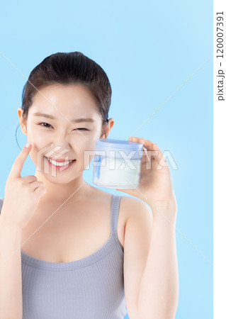 A teenage woman posing with cosmetics 120007391