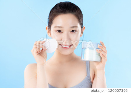 A teenage woman posing with cosmetics 120007393