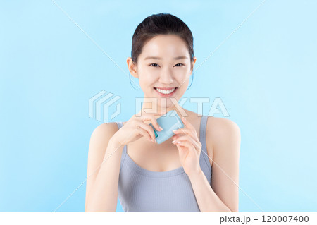 A teenage woman posing with cosmetics 120007400