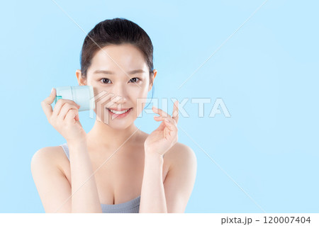 A teenage woman posing with cosmetics 120007404